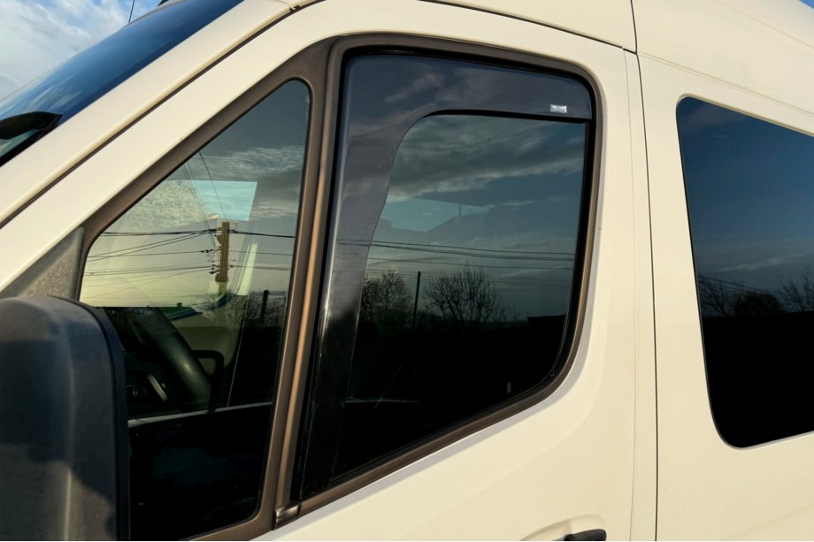 Mercedes Sprinter W907/W910 2018– Ura-asenteiset ikkunatuuliohjaimet (2 kpl, HIC) Image