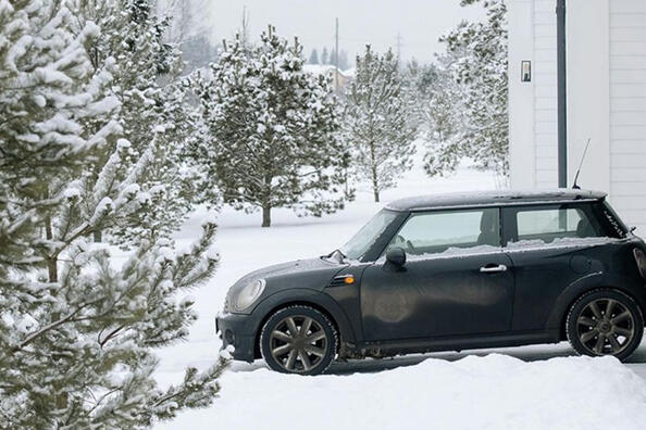 Missä auto kannattaa säilyttää talvella? Vinkkejä autoilijoille
