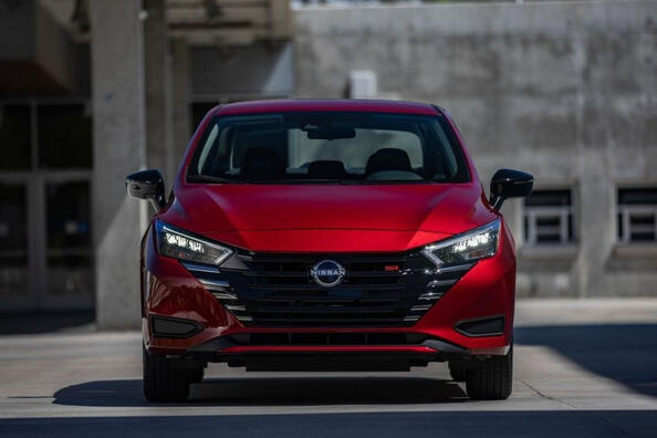Uudistunut Nissan Versa: tyylikäs ja edullinen sedan