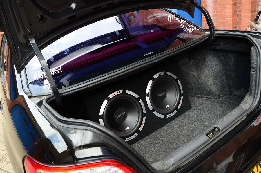 Subwoofer autoon: mikä se on ja mihin sitä tarvitaan?