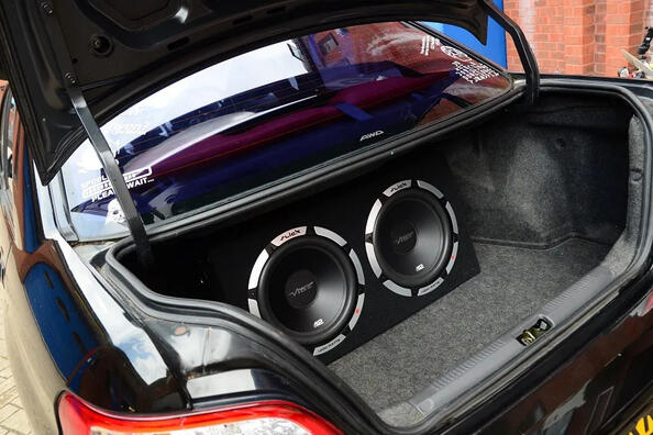 Subwoofer autoon: mikä se on ja mihin sitä tarvitaan?