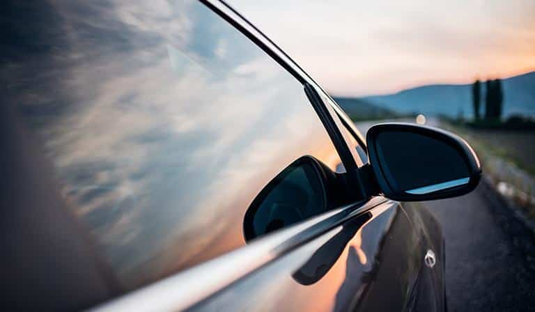 Näin valitset autoon sivulasin