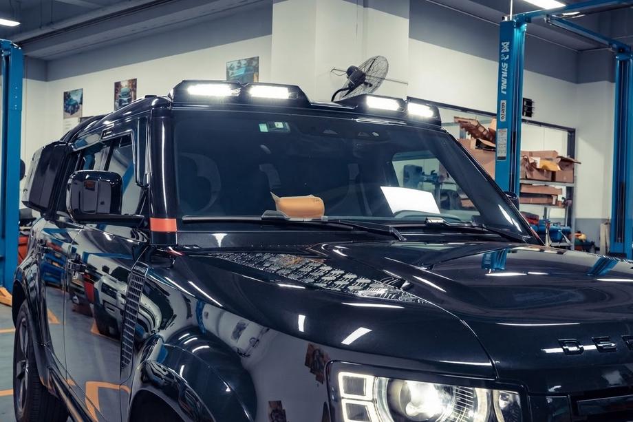 Land Rover Defender 2019– Tuulilasin aurinkolippa 4 LED-valolla Image