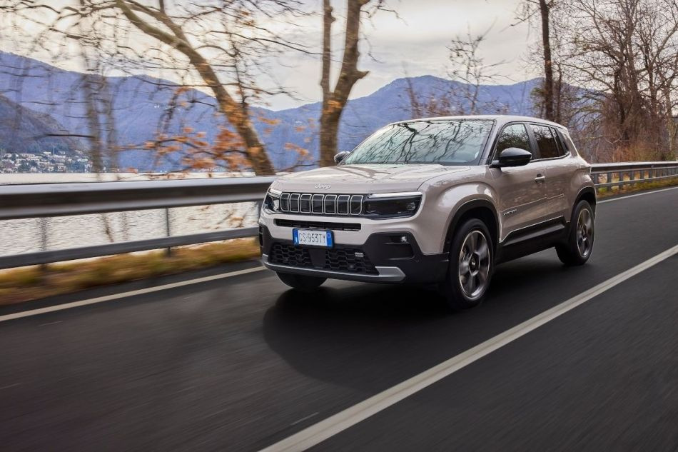 Jeep Avenger -koeajo: kompakti ja tyylikäs kaupunkivalloittaja