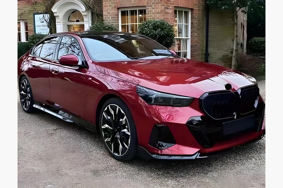 BMW 5/i5 -sarja G60/G60E/G61 2023– Korisarja Gloss Black (M-Sport) Image