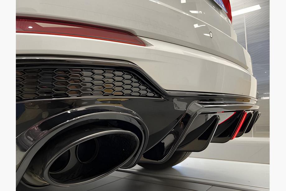 Audi Q3 2019–2025 Takadiffuusori pakoputken päillä QRS-Style Image