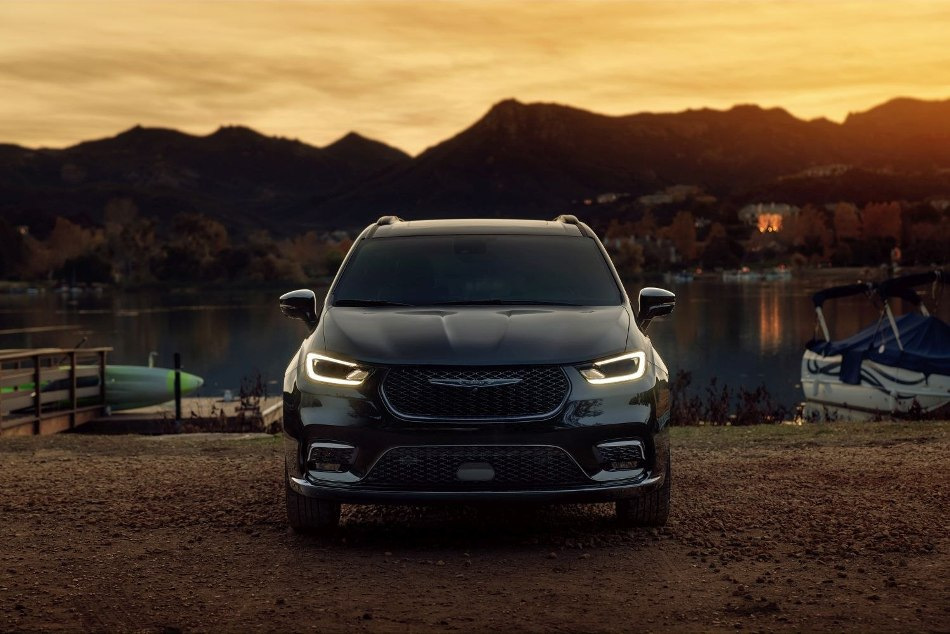 Katsaus perhetila-autoon Chrysler Pacifica