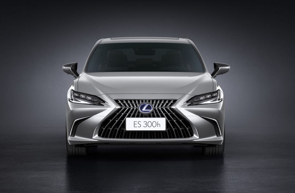 Uudistettu Lexus ES: tyyliä ja mukavuutta joka yksityiskohdassa