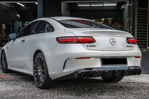 Mercedes E-sarja Coupé C238 2016–2024 Takatdiffuusori Black, mustilla pakoputken päillä (AMG53-design) kuva 1