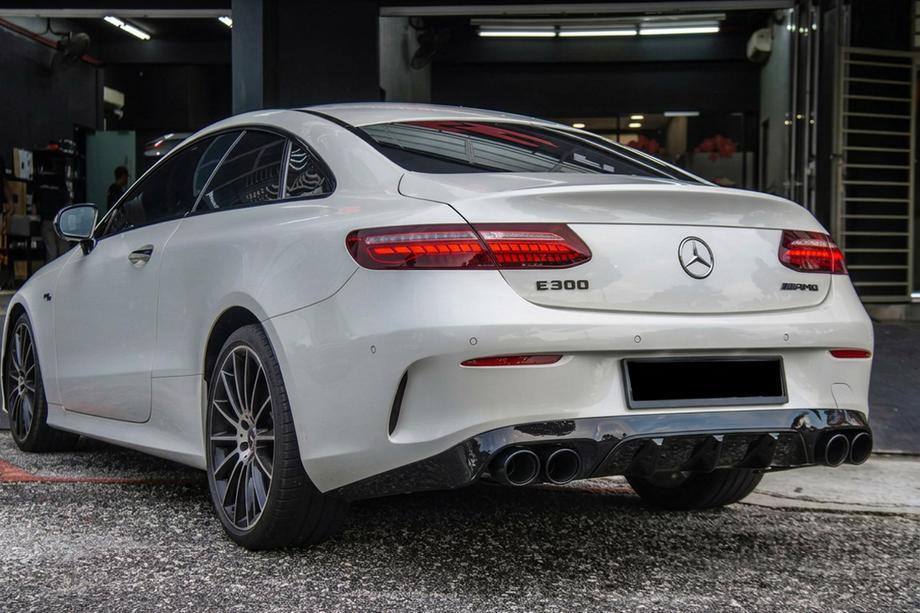 Mercedes E-sarja Coupé C238 2016–2024 Takatdiffuusori Black, mustilla pakoputken päillä (AMG53-design) Image