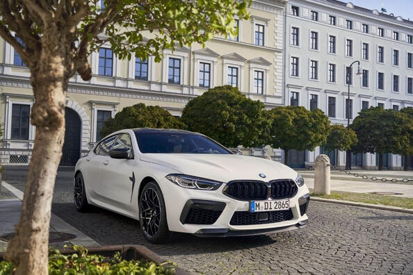BMW M8 Gran Coupe (F93) -koeajo: coupén facelift