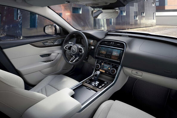 Jaguar XE -koeajo Kuva 5