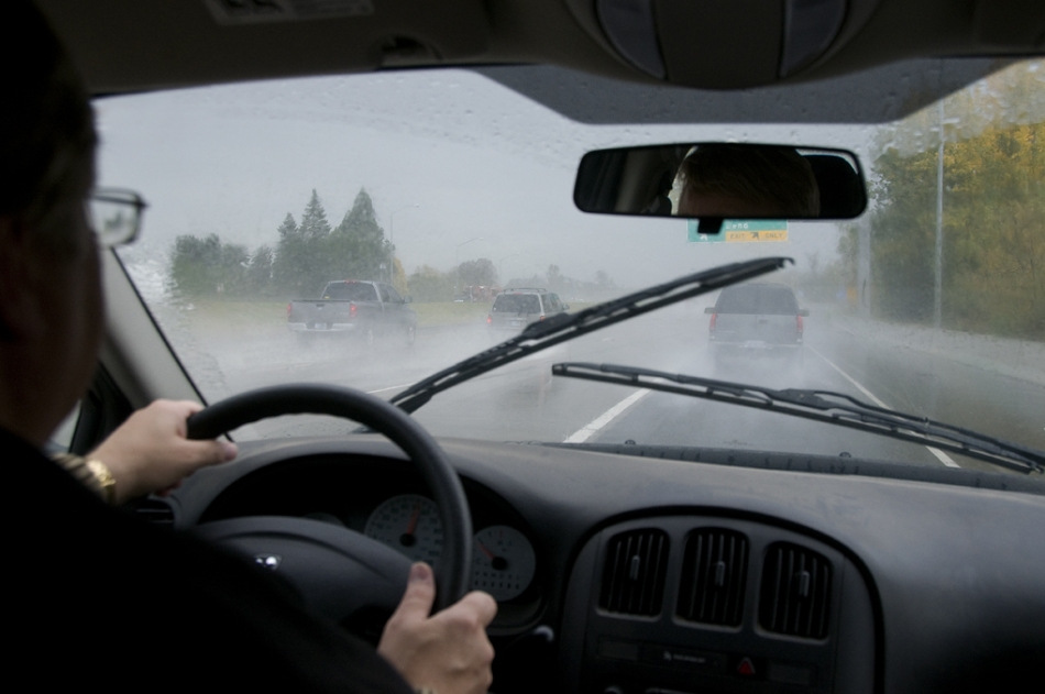Näin parannat näkyvyyttä autossa: vinkit autoilijoille