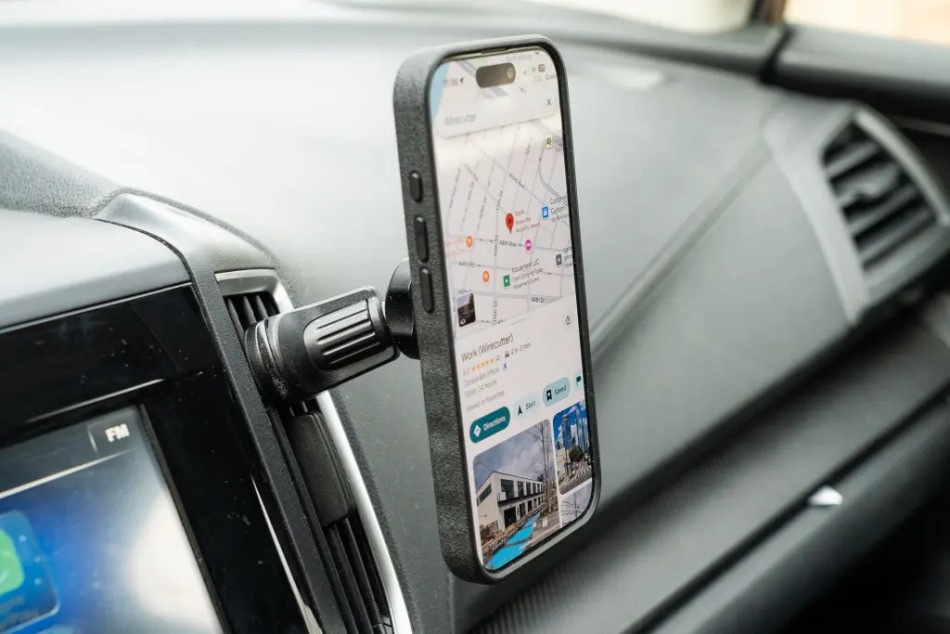 Näin valitset täydellisen puhelintelineen autoon