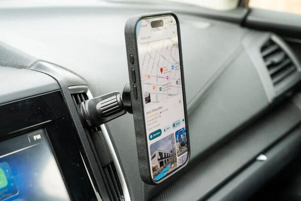 Näin valitset täydellisen puhelintelineen autoon