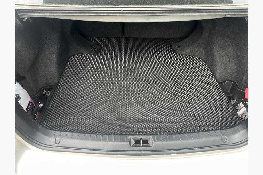 Toyota Avensis 2003–2009 Tavaratilan matto (SD, musta) Image