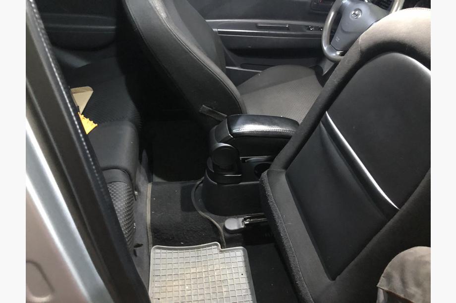 Hyundai Accent 2006–2010 Mukitelineeseen asennettava kyynärnoja Kuva 4