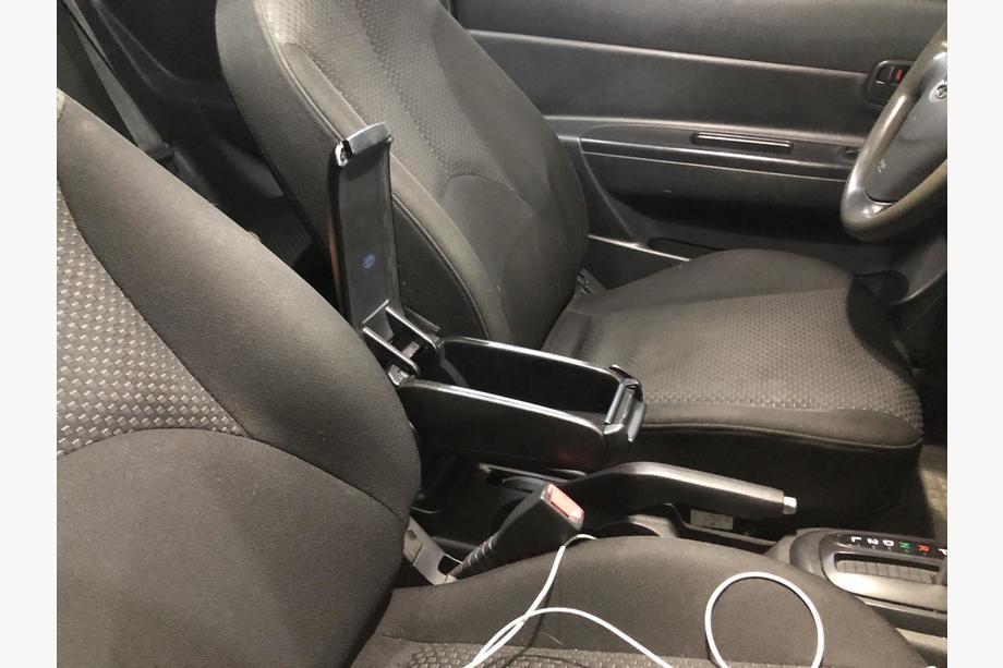 Hyundai Accent 2006–2010 Mukitelineeseen asennettava kyynärnoja Kuva 2