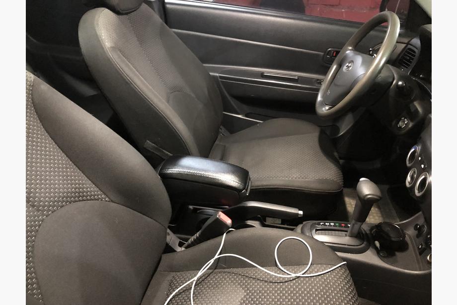 Hyundai Accent 2006–2010 Mukitelineeseen asennettava kyynärnoja Kuva 1
