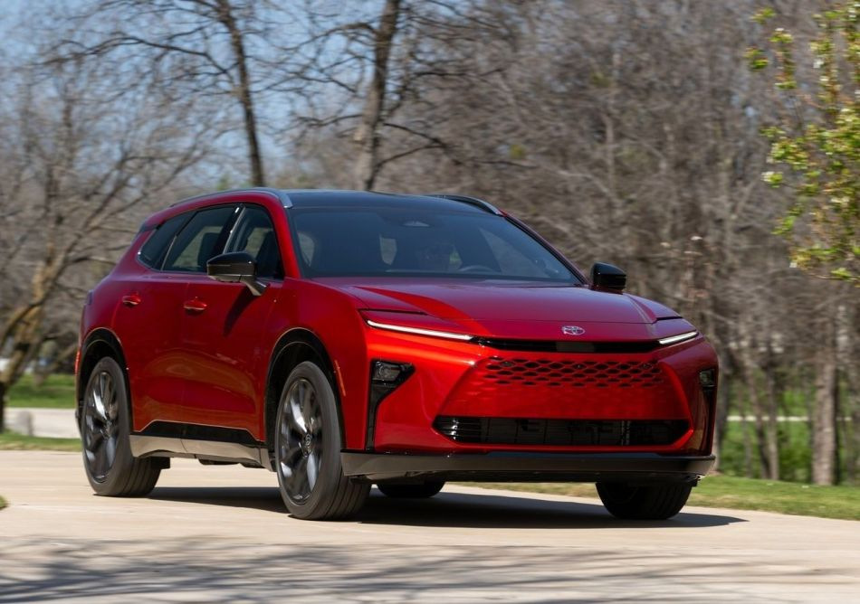 Katsaus Toyota Crown Signia -hybridicrossoveriin