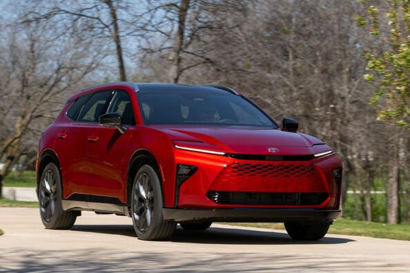 Katsaus Toyota Crown Signia -hybridicrossoveriin