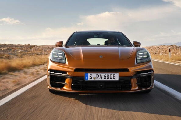 Porsche Panamera Turbo 2024: hybridiliftbackin koeajo