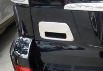 Toyota Land Cruiser Prado 120 2002–2009 Takaluukun kahvan koristepeite (ruostumaton teräs) Carmos - turkkilainen teräs kuva 5