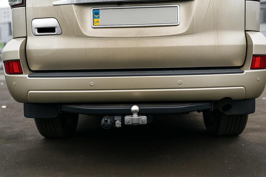 Toyota Land Cruiser Prado 120 2002–2009 Takaluukun kahvan koristepeite (ruostumaton teräs) OmsaLine – italialainen ruostumaton teräs Kuva 3