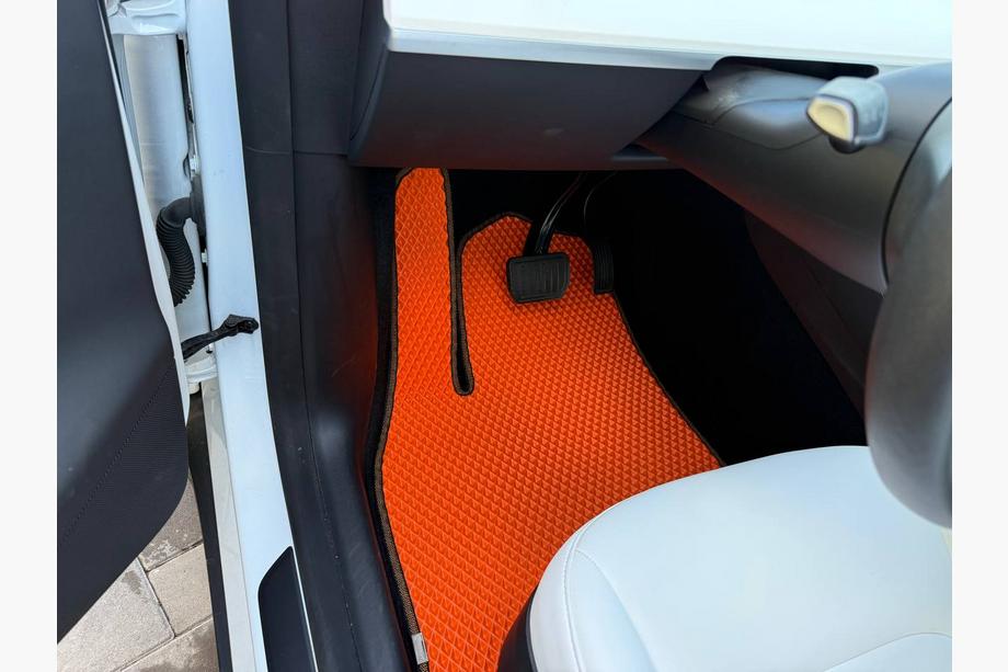 Tesla Model Y 2020– EVA-lattiamatot (2020-2024, Oranssi) Image