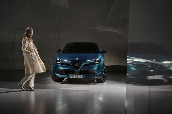Alfa Romeo Junior Hybrid: crossoverin koeajo