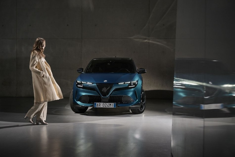 Alfa Romeo Junior Hybrid: crossoverin koeajo