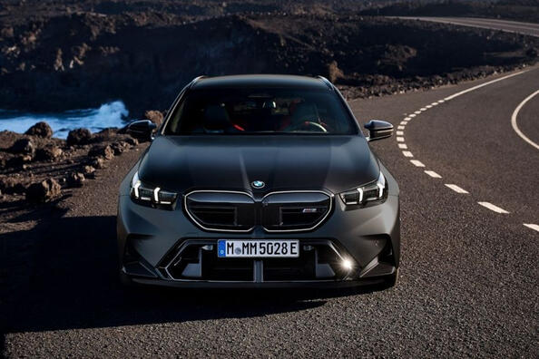 BMW M5 Touring 2024 - urheilufarmarin koeajo