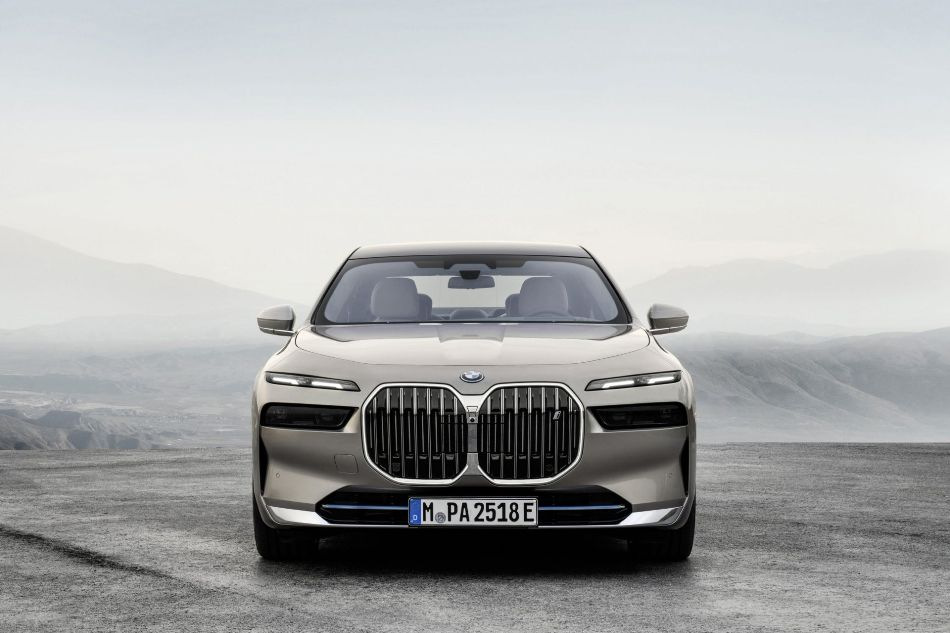 BMW i7: katsaus lippulaiva-sähkösedaniin