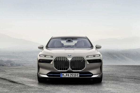 BMW i7: katsaus lippulaiva-sähkösedaniin