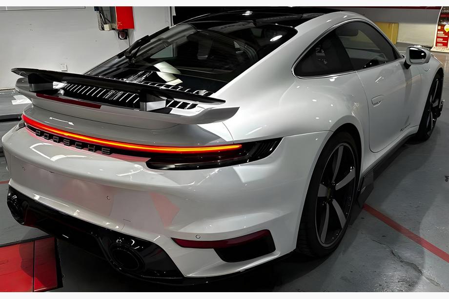 Porsche 911 (992) 2018– Takapuskuri täydellinen Image
