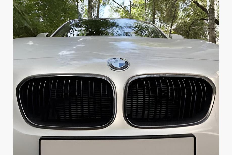 BMW 1-sarja F20/F21 2011–2019 M-Look munuaismaskit (2011-2014, kiiltävä musta kromireunuksella) Image
