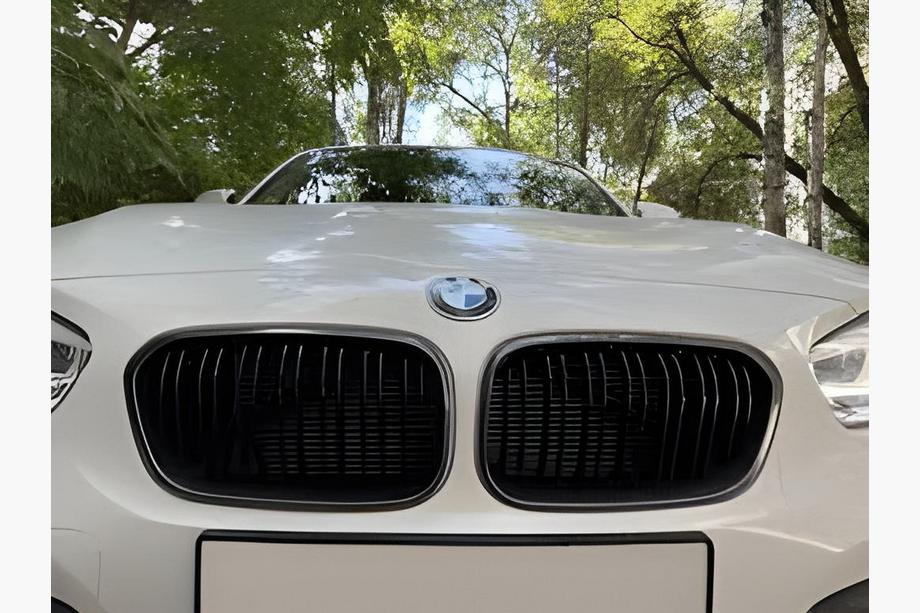 BMW 1-sarja F20/F21 2011–2019 M-Look munuaismaskit (2015-2019, kiiltävä musta kromireunuksella) Kuva 1