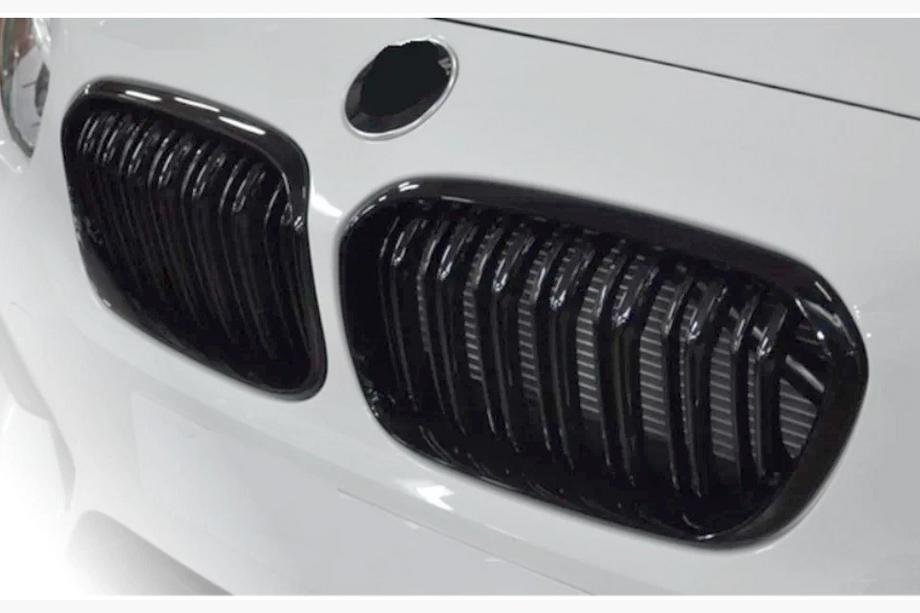 BMW 1-sarja F20/F21 2011–2019 M-Look munuaismaskit (2015-2019, kiiltävä musta) Image