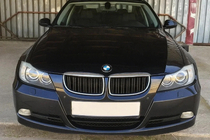 BMW 3-sarja E90/E91 2005–2011 M-Look munuaismaskit (E-90/91 2005-2008, kiiltävä musta kromireunuksella) kuva 1