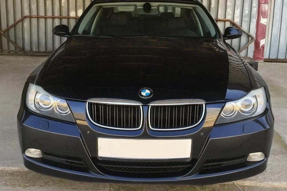 BMW 3-sarja E90/E91 2005–2011 M-Look munuaismaskit (E-90/91 2005-2008, kiiltävä musta kromireunuksella) Image