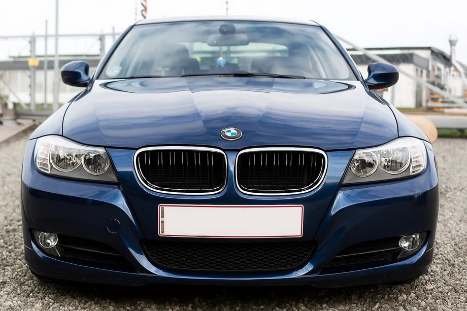 BMW 3-sarja E90/E91 2005–2011 Munuaissäleikkö M-look (E-90/91 2008-2011, kiiltävä musta kromikehyksellä) Image