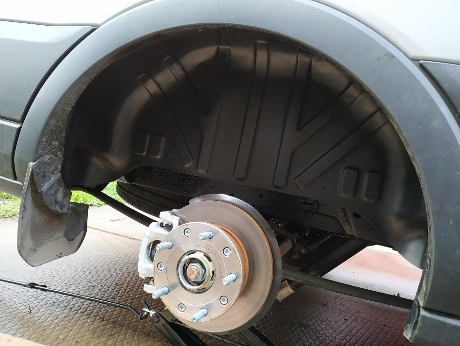 Miksi autoon tarvitaan sisälokasuojat?