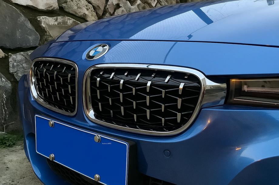 BMW 3-sarja F30/F31 2012–2019 Munuaissäleikkö Diamond Silver (kromireunus) Image