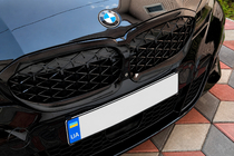 BMW 3-sarja G20/G21 2018– Munuaissäleiköt Diamond Black (2018-2022, musta reunus) kuva 1