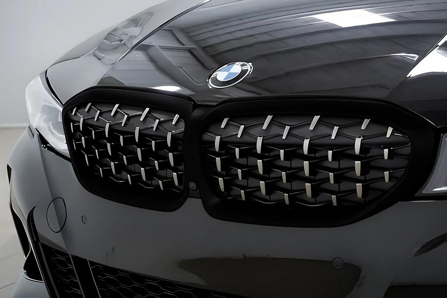 BMW 3-sarja G20/G21 2018– Diamond Silver munuaismaskit (2018-2022, musta reunus) Image