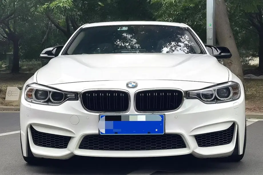 BMW 4-sarja F32/F33/F36 2012–2020 M-Look munuaismaskit (kiiltävän musta, kromireunus) Image