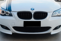 BMW 5-sarja E60/E61 2003–2010 M-Look munuaismaskit (musta matta) kuva 1