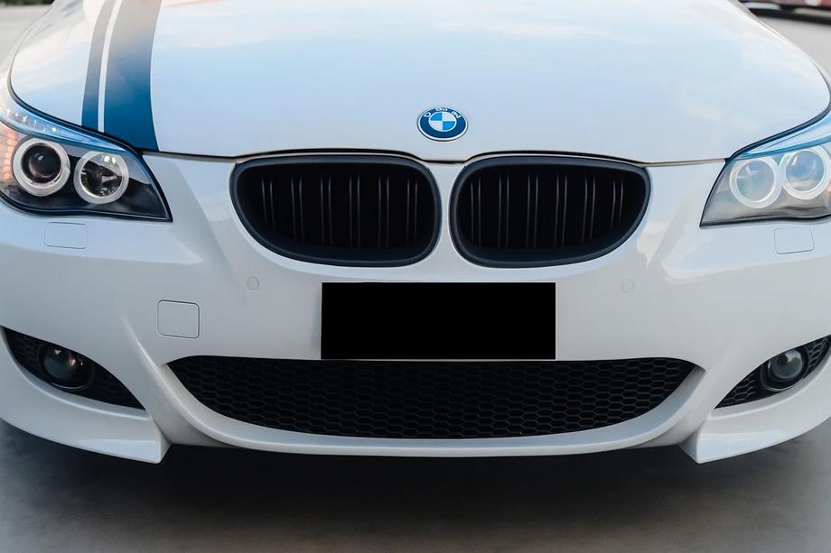 BMW 5-sarja E60/E61 2003–2010 M-Look munuaismaskit (musta matta) Image