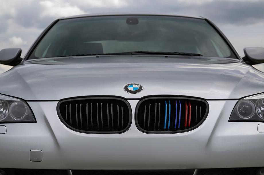 BMW 5-sarja E60/E61 2003–2010 M-Look munuaismaskit (M-Color) Image