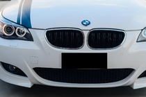 BMW 5-sarja E60/E61 2003–2010 M-Look munuaismaskit (kiiltävän musta, kromireunus) kuva 1